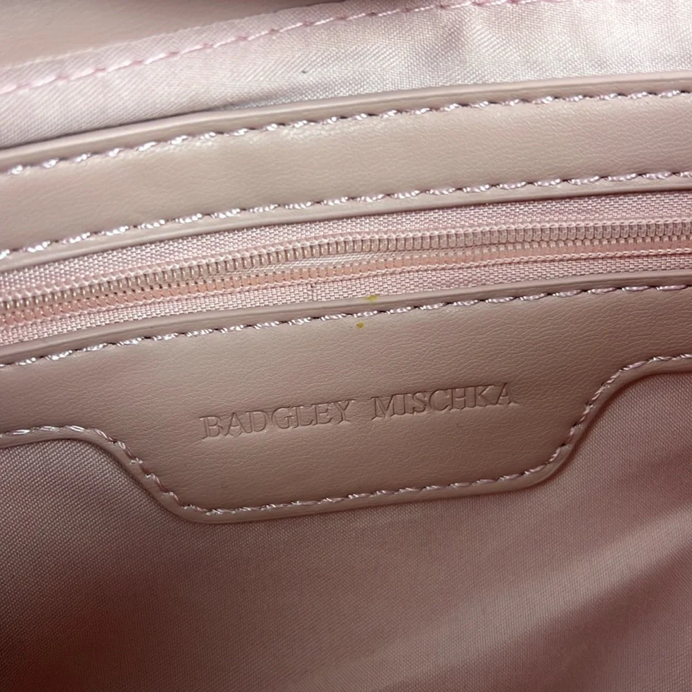 Badgley Mischka pink quilted chain, detail shoulder bag